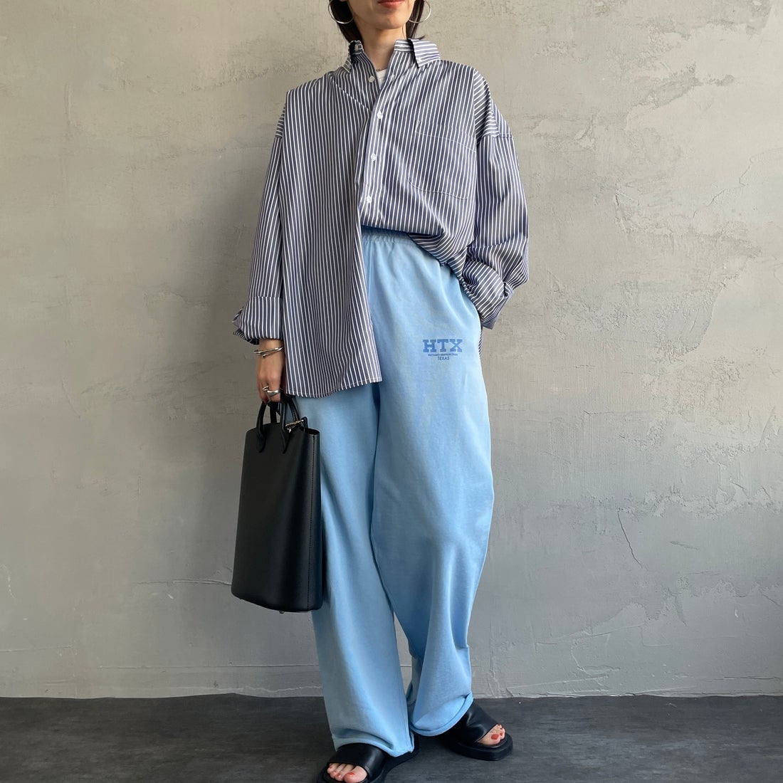 HANDTEX [ハンドテックス] 別注 ワンポイントロゴ ワイドストレートスウェットパンツ [HT1-PT-IN5-JF] ｻｯｸｽ &&モデル身長：158cm 着用サイズ：F&&