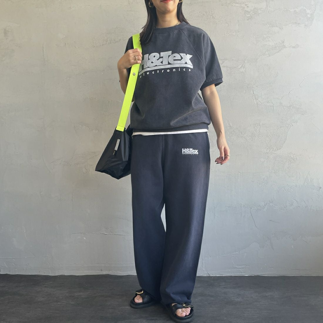 HANDTEX [ハンドテックス] 別注 ワンポイントロゴ ワイドストレートスウェットパンツ [HT1-PT-IN5-JF] ﾈｲﾋﾞｰ &&モデル身長：163cm 着用サイズ：F&&