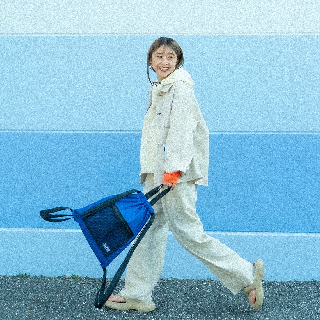 UNIVERSAL OVERALL [ユニバーサルオーバーオール] 別注 配色ステッチカバーオールジャケット [U2512403IN-JF] IVORY &&モデル身長：150cm 着用サイズ：F&&