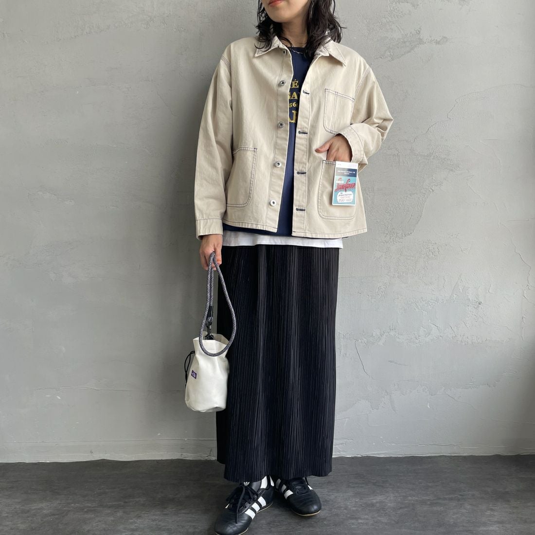 UNIVERSAL OVERALL [ユニバーサルオーバーオール] 別注 配色ステッチカバーオールジャケット [U2512403IN-JF] IVORY &&モデル身長：160cm 着用サイズ：F&&