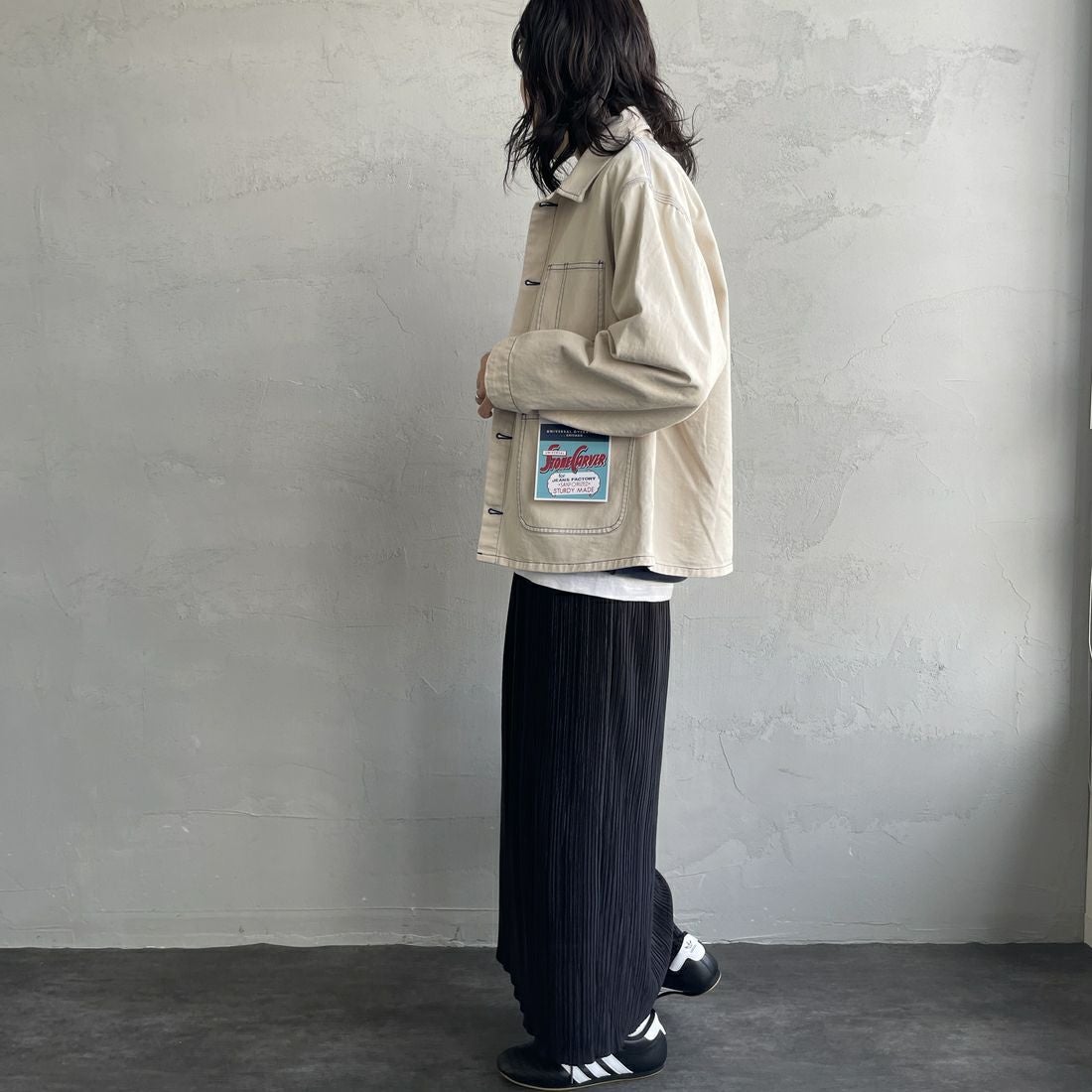 UNIVERSAL OVERALL [ユニバーサルオーバーオール] 別注 配色ステッチカバーオールジャケット [U2512403IN-JF] IVORY &&モデル身長：160cm 着用サイズ：F&&