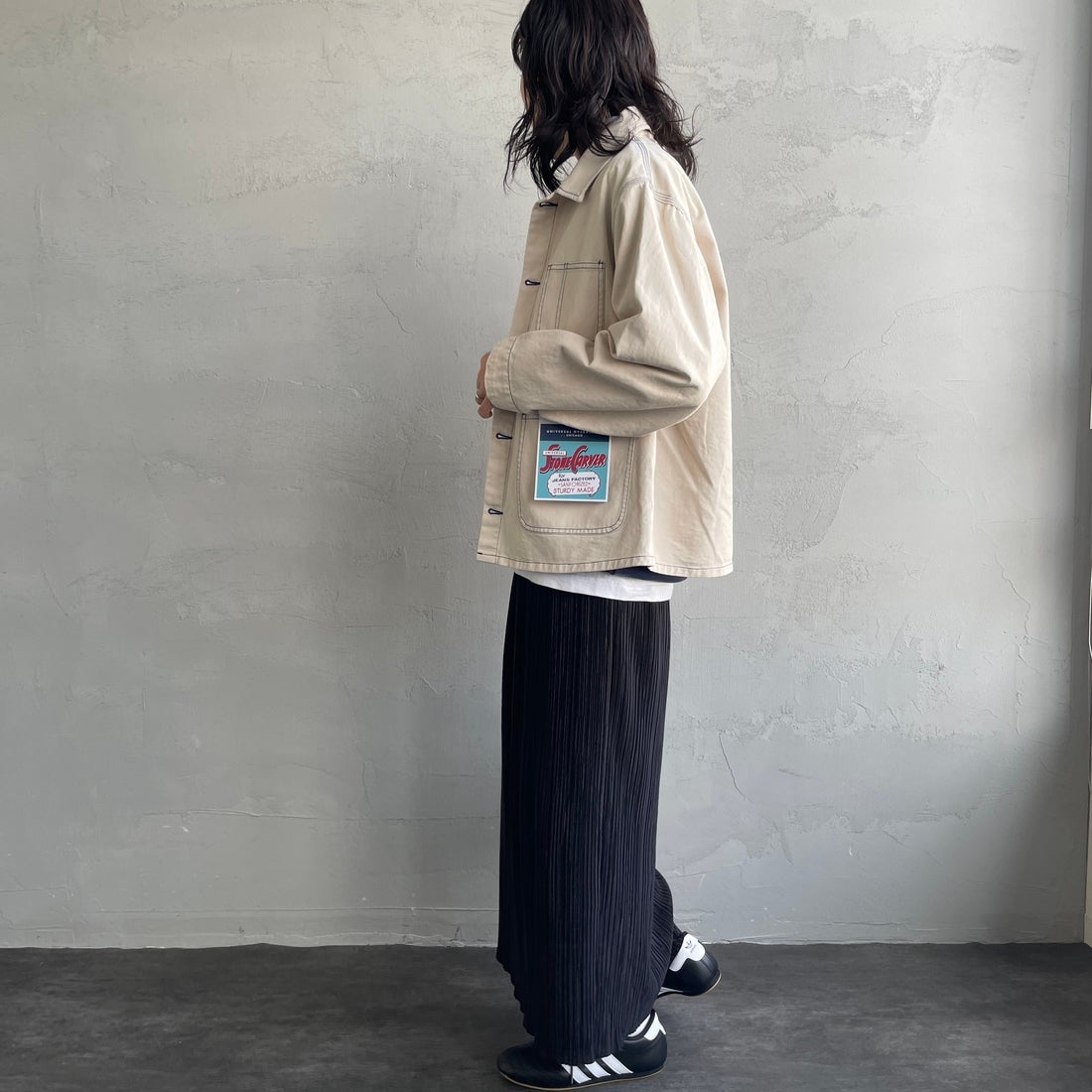 UNIVERSAL OVERALL [ユニバーサルオーバーオール] 別注 配色ステッチカバーオールジャケット [U2512403IN-JF] IVORY &&モデル身長：160cm 着用サイズ：F&&