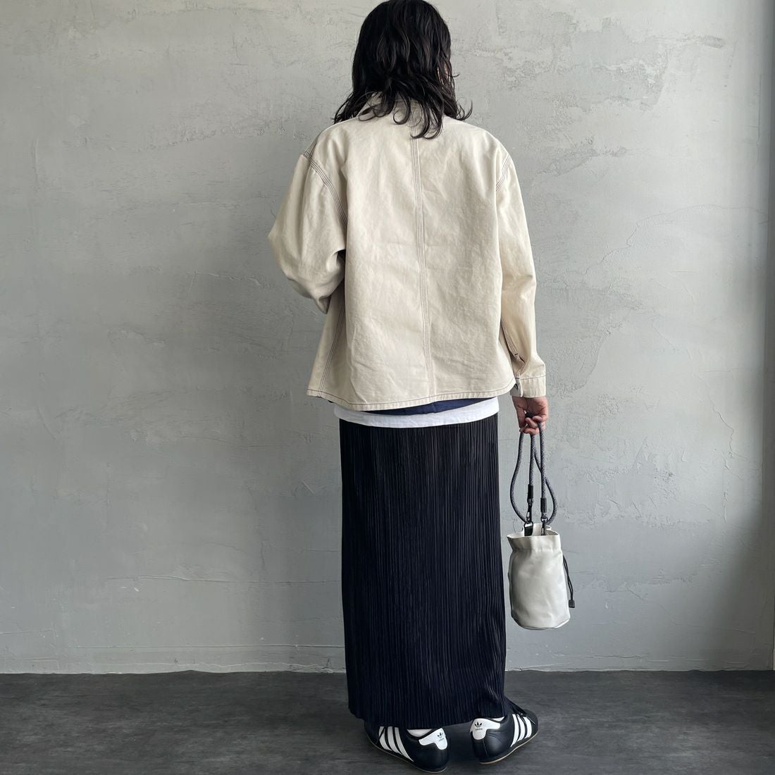 UNIVERSAL OVERALL [ユニバーサルオーバーオール] 別注 配色ステッチカバーオールジャケット [U2512403IN-JF] IVORY &&モデル身長：160cm 着用サイズ：F&&