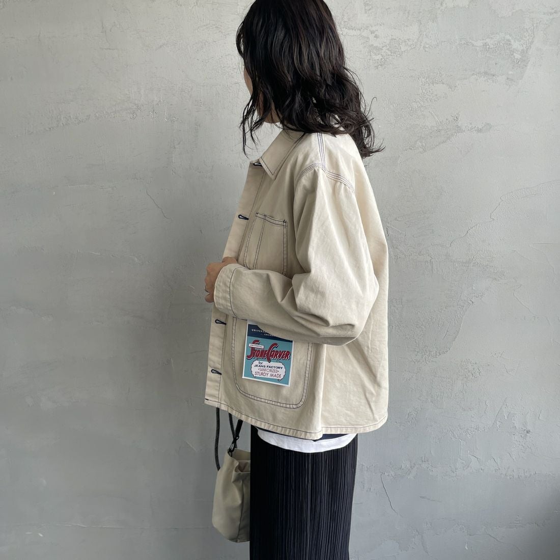 UNIVERSAL OVERALL [ユニバーサルオーバーオール] 別注 配色ステッチカバーオールジャケット [U2512403IN-JF] IVORY &&モデル身長：160cm 着用サイズ：F&&