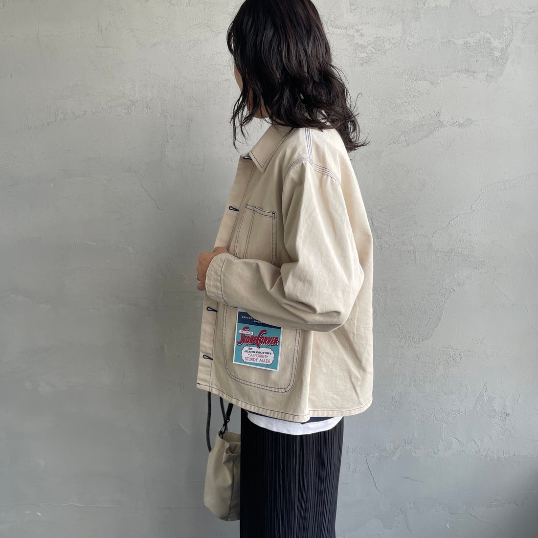 UNIVERSAL OVERALL [ユニバーサルオーバーオール] 別注 配色ステッチカバーオールジャケット [U2512403IN-JF] IVORY &&モデル身長：160cm 着用サイズ：F&&