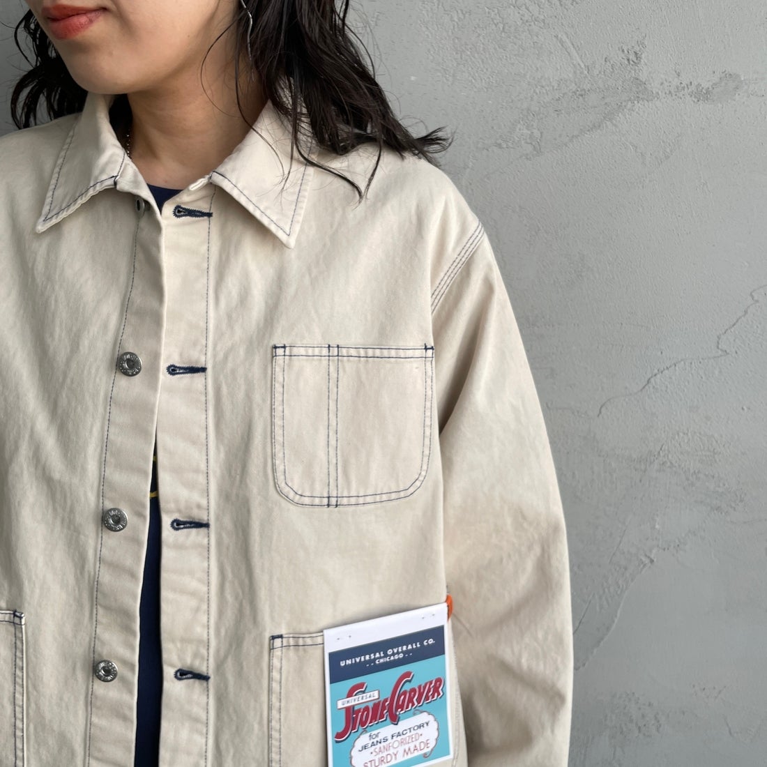 UNIVERSAL OVERALL [ユニバーサルオーバーオール] 別注 配色ステッチカバーオールジャケット [U2512403IN-JF] IVORY &&モデル身長：160cm 着用サイズ：F&&