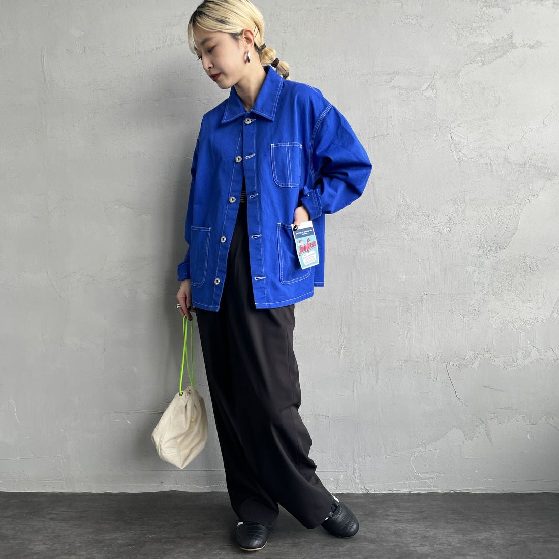 UNIVERSAL OVERALL [ユニバーサルオーバーオール] 別注 配色ステッチカバーオールジャケット [U2512403IN-JF] BLUE &&モデル身長：150cm 着用サイズ：F&&