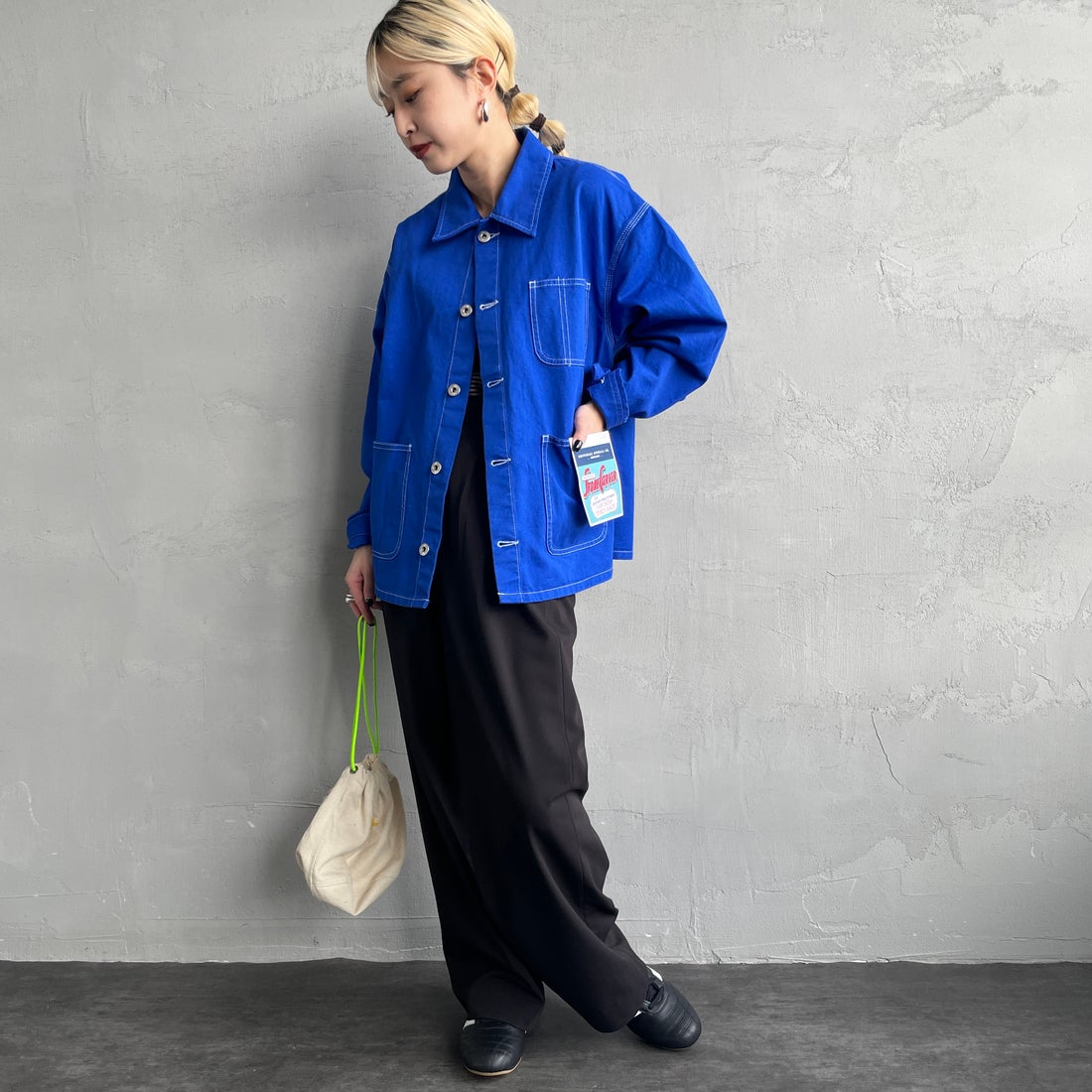 UNIVERSAL OVERALL [ユニバーサルオーバーオール] 別注 配色ステッチカバーオールジャケット [U2512403IN-JF] BLUE &&モデル身長：150cm 着用サイズ：F&&