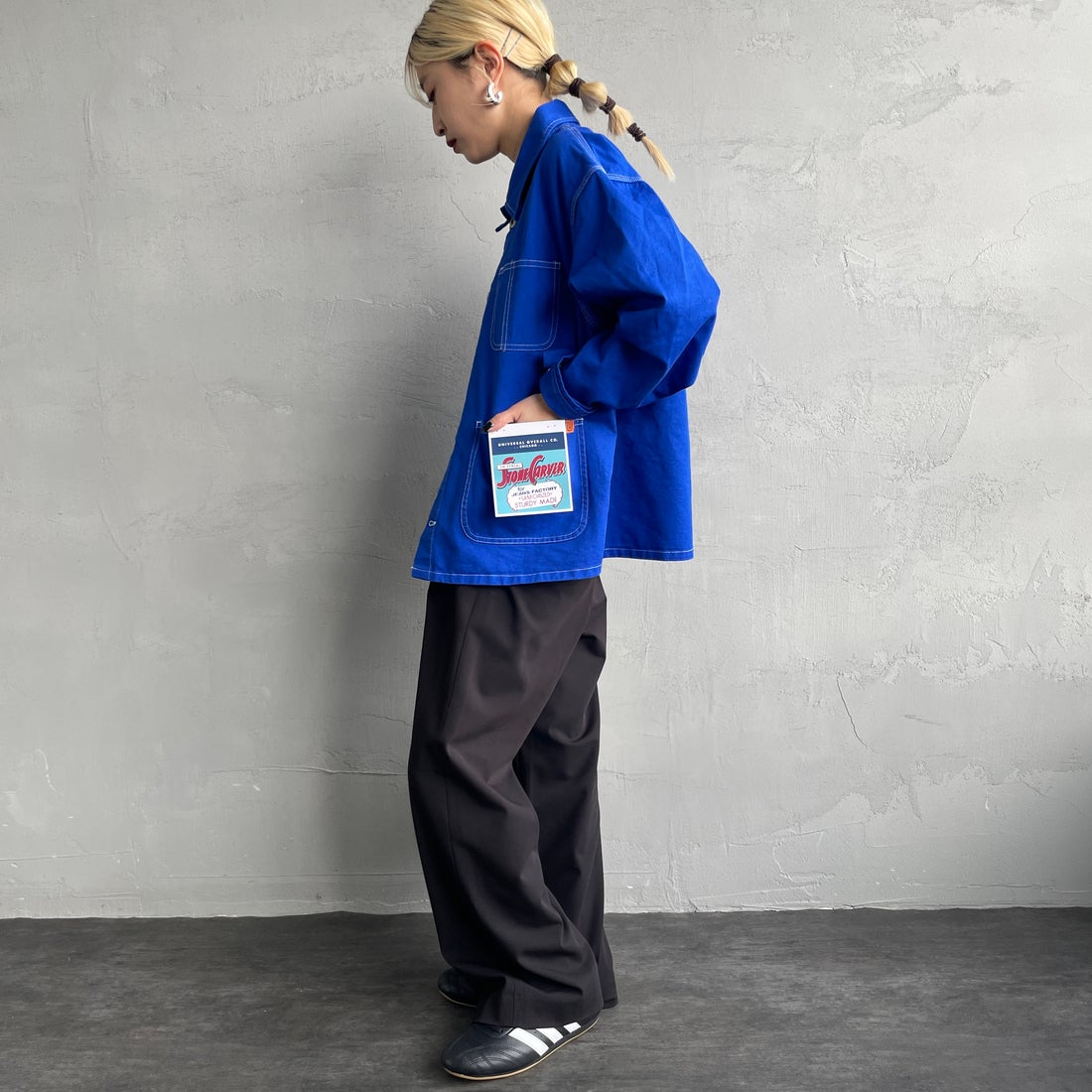 UNIVERSAL OVERALL [ユニバーサルオーバーオール] 別注 配色ステッチカバーオールジャケット [U2512403IN-JF] BLUE &&モデル身長：150cm 着用サイズ：F&&