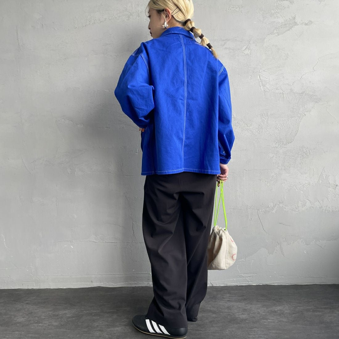 UNIVERSAL OVERALL [ユニバーサルオーバーオール] 別注 配色ステッチカバーオールジャケット [U2512403IN-JF] BLUE &&モデル身長：150cm 着用サイズ：F&&