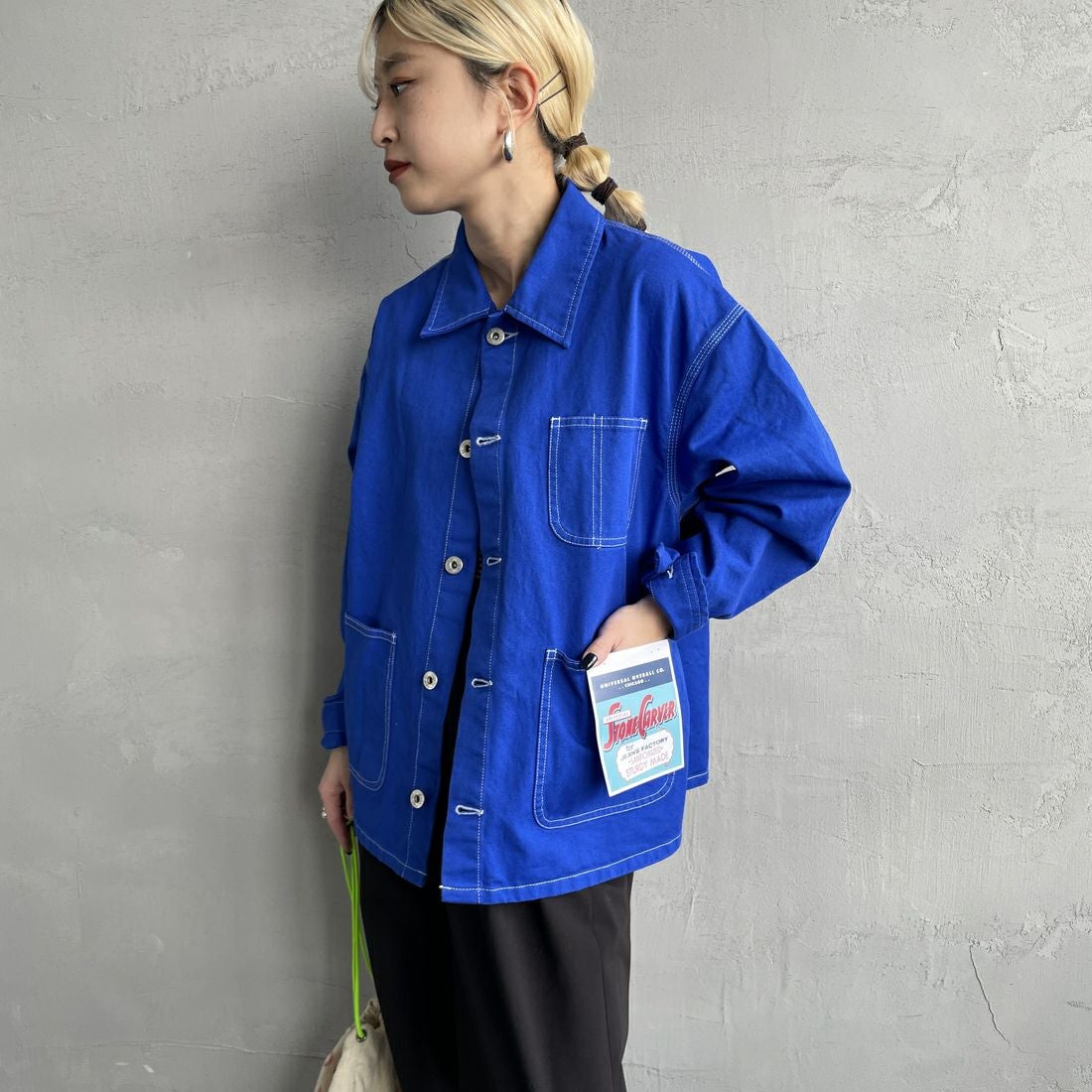 UNIVERSAL OVERALL [ユニバーサルオーバーオール] 別注 配色ステッチカバーオールジャケット [U2512403IN-JF] BLUE &&モデル身長：150cm 着用サイズ：F&&