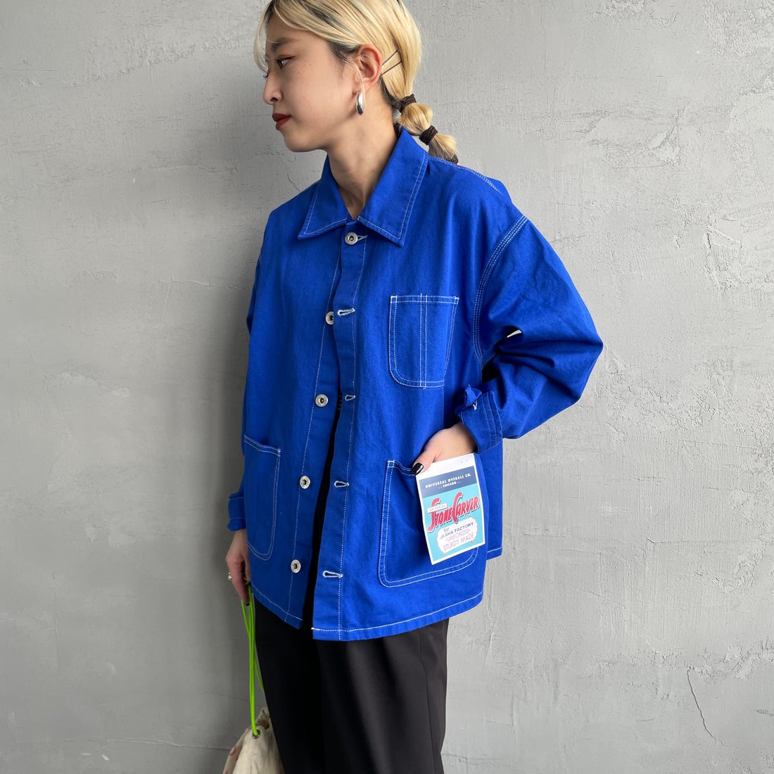 UNIVERSAL OVERALL [ユニバーサルオーバーオール] 別注 配色ステッチカバーオールジャケット [U2512403IN-JF] BLUE &&モデル身長：150cm 着用サイズ：F&&