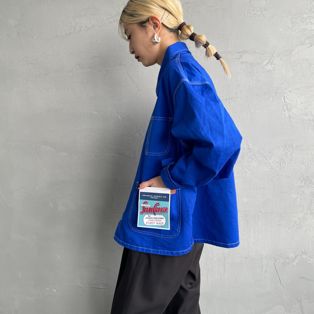 UNIVERSAL OVERALL [ユニバーサルオーバーオール] 別注 配色ステッチカバーオールジャケット [U2512403IN-JF] BLUE &&モデル身長：150cm 着用サイズ：F&&