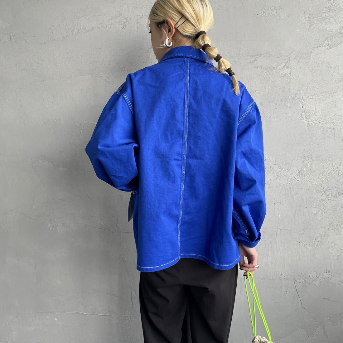 UNIVERSAL OVERALL [ユニバーサルオーバーオール] 別注 配色ステッチカバーオールジャケット [U2512403IN-JF] BLUE &&モデル身長：150cm 着用サイズ：F&&