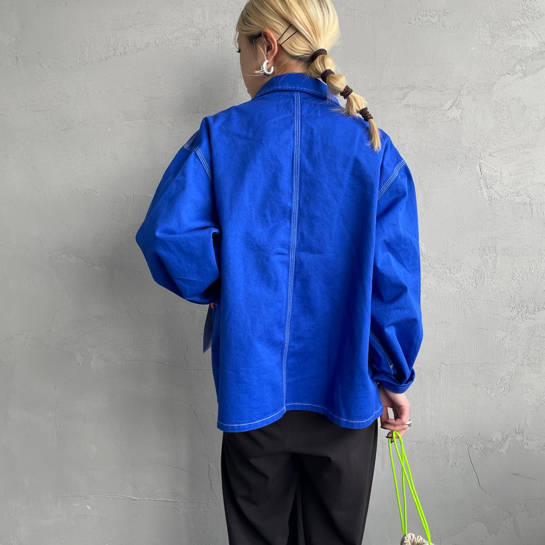 UNIVERSAL OVERALL [ユニバーサルオーバーオール] 別注 配色ステッチカバーオールジャケット [U2512403IN-JF] BLUE &&モデル身長：150cm 着用サイズ：F&&