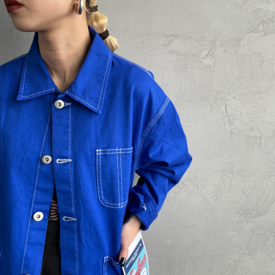 UNIVERSAL OVERALL [ユニバーサルオーバーオール] 別注 配色ステッチカバーオールジャケット [U2512403IN-JF] BLUE &&モデル身長：150cm 着用サイズ：F&&