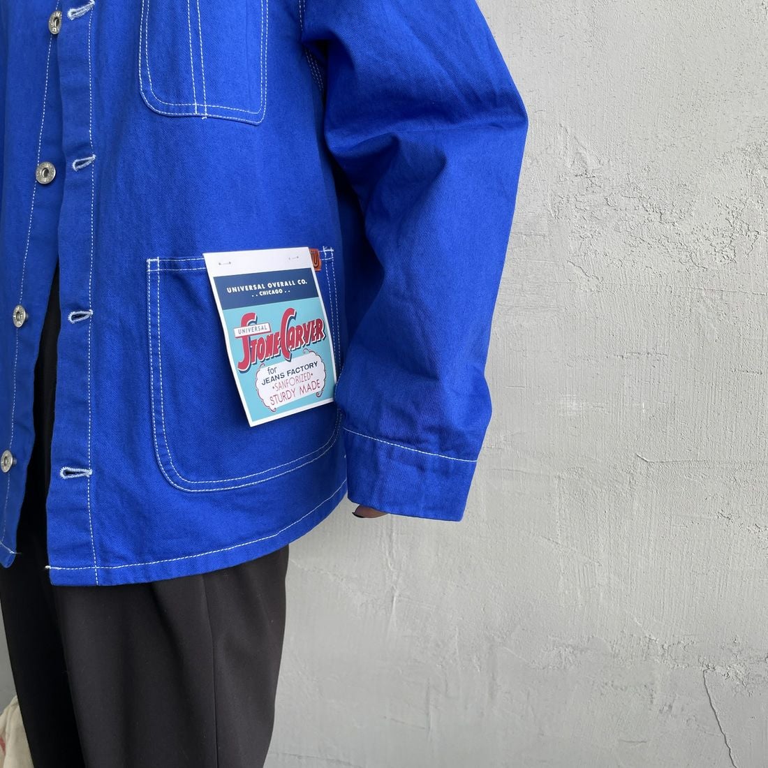 UNIVERSAL OVERALL [ユニバーサルオーバーオール] 別注 配色ステッチカバーオールジャケット [U2512403IN-JF] BLUE &&モデル身長：150cm 着用サイズ：F&&