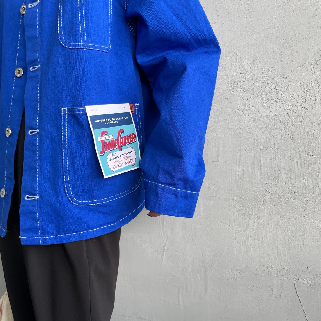 UNIVERSAL OVERALL [ユニバーサルオーバーオール] 別注 配色ステッチカバーオールジャケット [U2512403IN-JF] BLUE &&モデル身長：150cm 着用サイズ：F&&