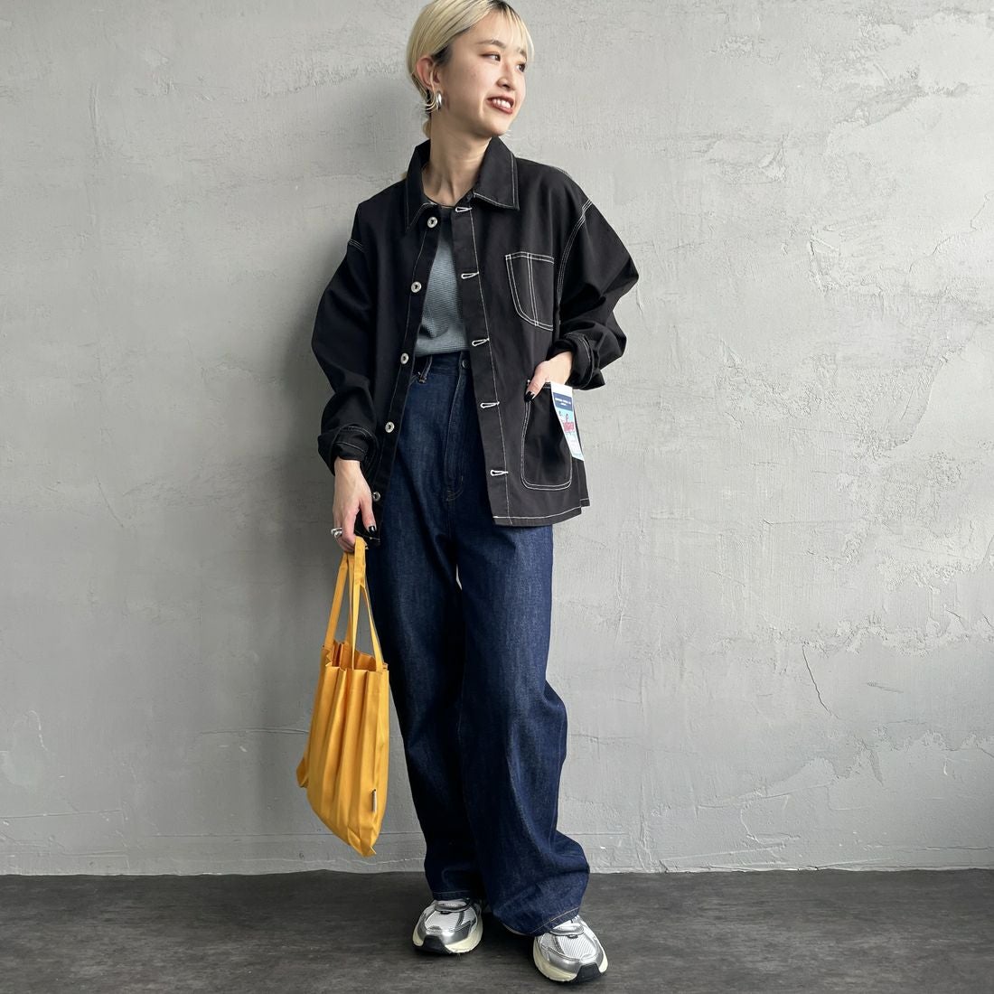 UNIVERSAL OVERALL [ユニバーサルオーバーオール] 別注 配色ステッチカバーオールジャケット [U2512403IN-JF] BLACK &&モデル身長：150cm 着用サイズ：F&&