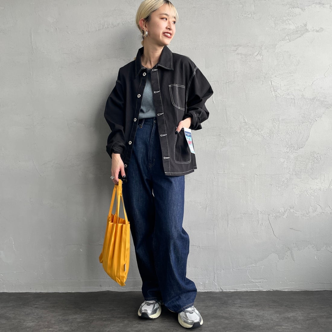 UNIVERSAL OVERALL [ユニバーサルオーバーオール] 別注 配色ステッチカバーオールジャケット [U2512403IN-JF] BLACK &&モデル身長：150cm 着用サイズ：F&&