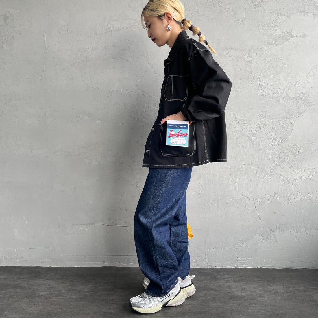 UNIVERSAL OVERALL [ユニバーサルオーバーオール] 別注 配色ステッチカバーオールジャケット [U2512403IN-JF] BLACK &&モデル身長：150cm 着用サイズ：F&&