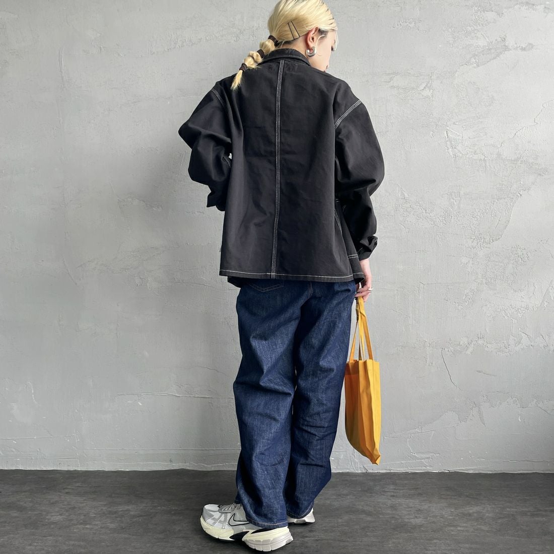 UNIVERSAL OVERALL [ユニバーサルオーバーオール] 別注 配色ステッチカバーオールジャケット [U2512403IN-JF] BLACK &&モデル身長：150cm 着用サイズ：F&&