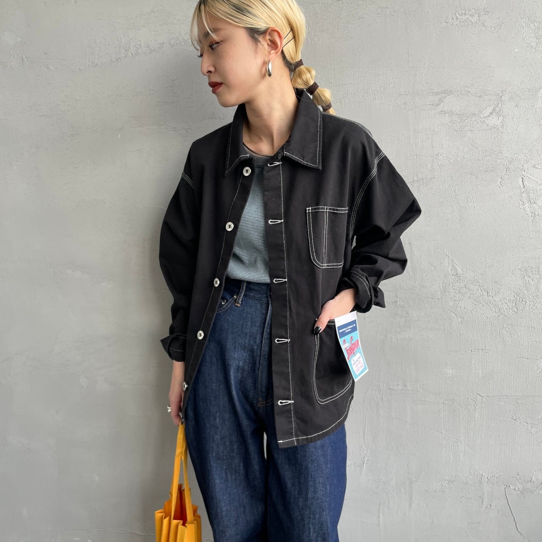 UNIVERSAL OVERALL [ユニバーサルオーバーオール] 別注 配色ステッチカバーオールジャケット [U2512403IN-JF] BLACK &&モデル身長：150cm 着用サイズ：F&&