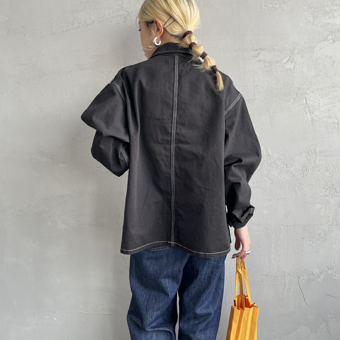 UNIVERSAL OVERALL [ユニバーサルオーバーオール] 別注 配色ステッチカバーオールジャケット [U2512403IN-JF] BLACK &&モデル身長：150cm 着用サイズ：F&&