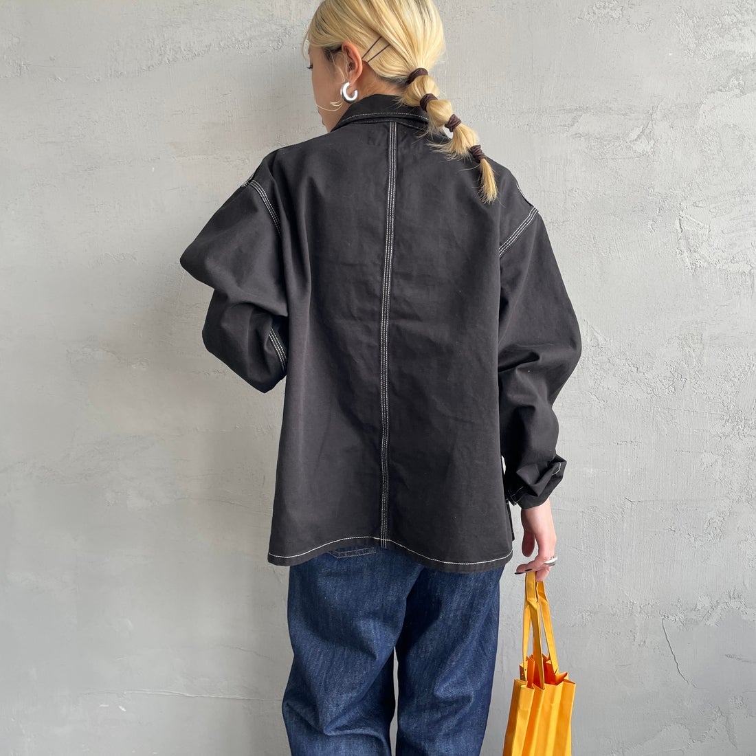 UNIVERSAL OVERALL [ユニバーサルオーバーオール] 別注 配色ステッチカバーオールジャケット [U2512403IN-JF] BLACK &&モデル身長：150cm 着用サイズ：F&&