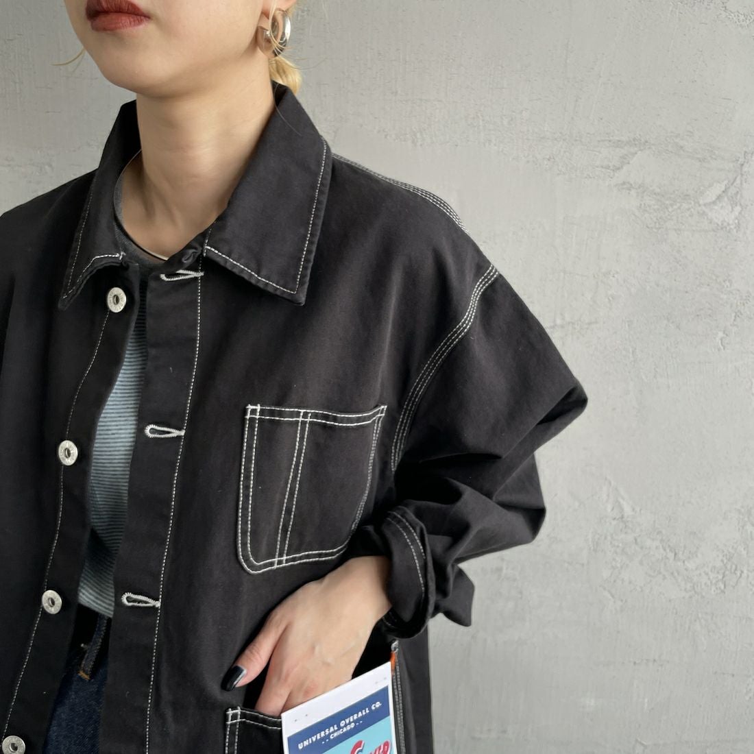 UNIVERSAL OVERALL [ユニバーサルオーバーオール] 別注 配色ステッチカバーオールジャケット [U2512403IN-JF] BLACK &&モデル身長：150cm 着用サイズ：F&&