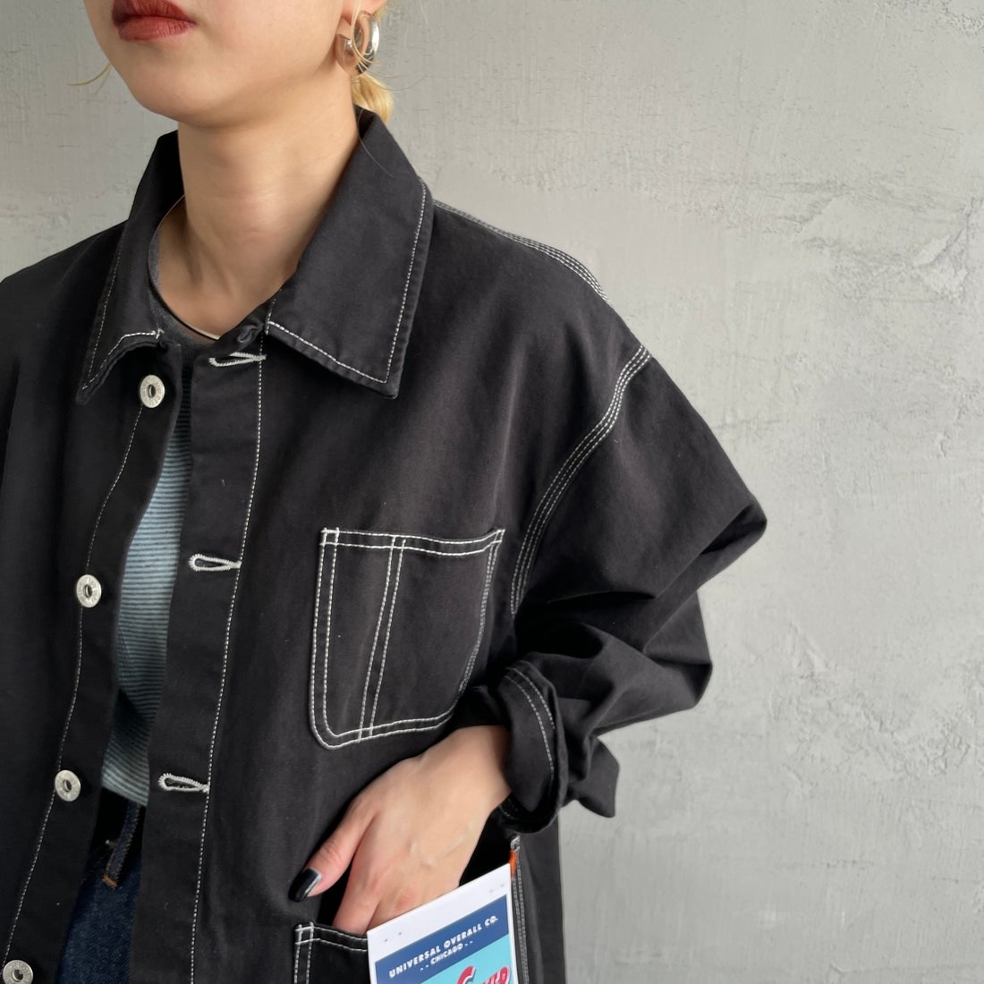 UNIVERSAL OVERALL [ユニバーサルオーバーオール] 別注 配色ステッチカバーオールジャケット [U2512403IN-JF] BLACK &&モデル身長：150cm 着用サイズ：F&&