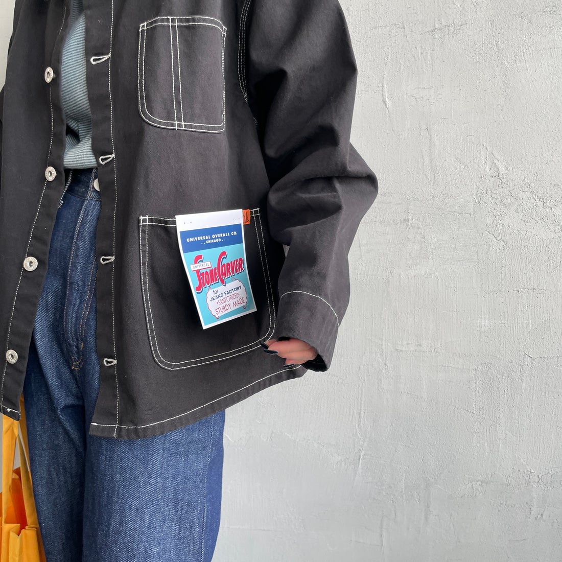 UNIVERSAL OVERALL [ユニバーサルオーバーオール] 別注 配色ステッチカバーオールジャケット [U2512403IN-JF] BLACK &&モデル身長：150cm 着用サイズ：F&&