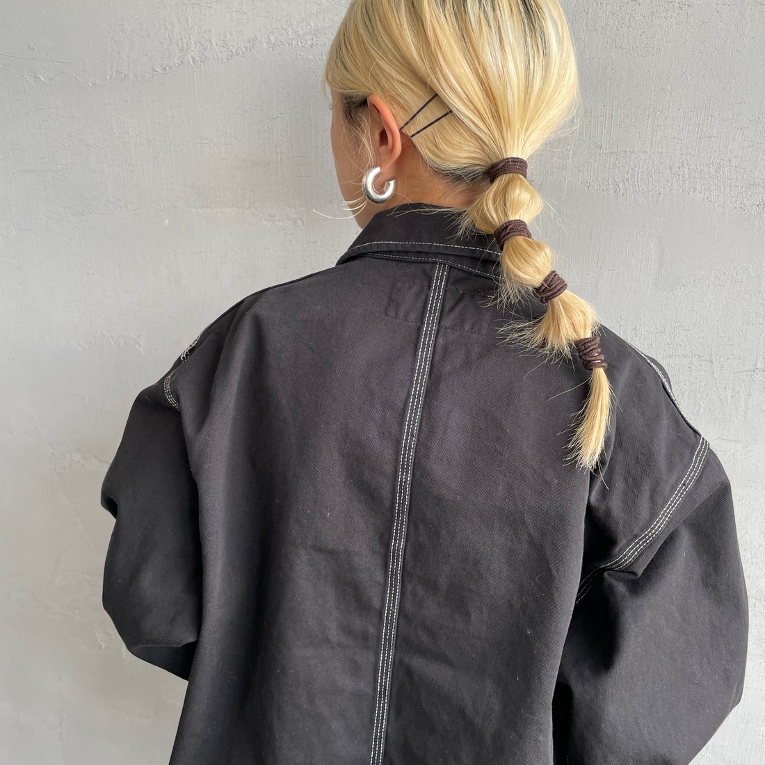 UNIVERSAL OVERALL [ユニバーサルオーバーオール] 別注 配色ステッチカバーオールジャケット [U2512403IN-JF] BLACK &&モデル身長：150cm 着用サイズ：F&&