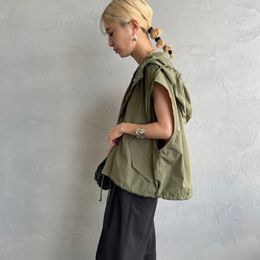 MILITARY [ミリタリー] 別注 スノーパーカーベスト [T-25389007-JF] OLIVE &&モデル身長：150cm 着用サイズ：M&&