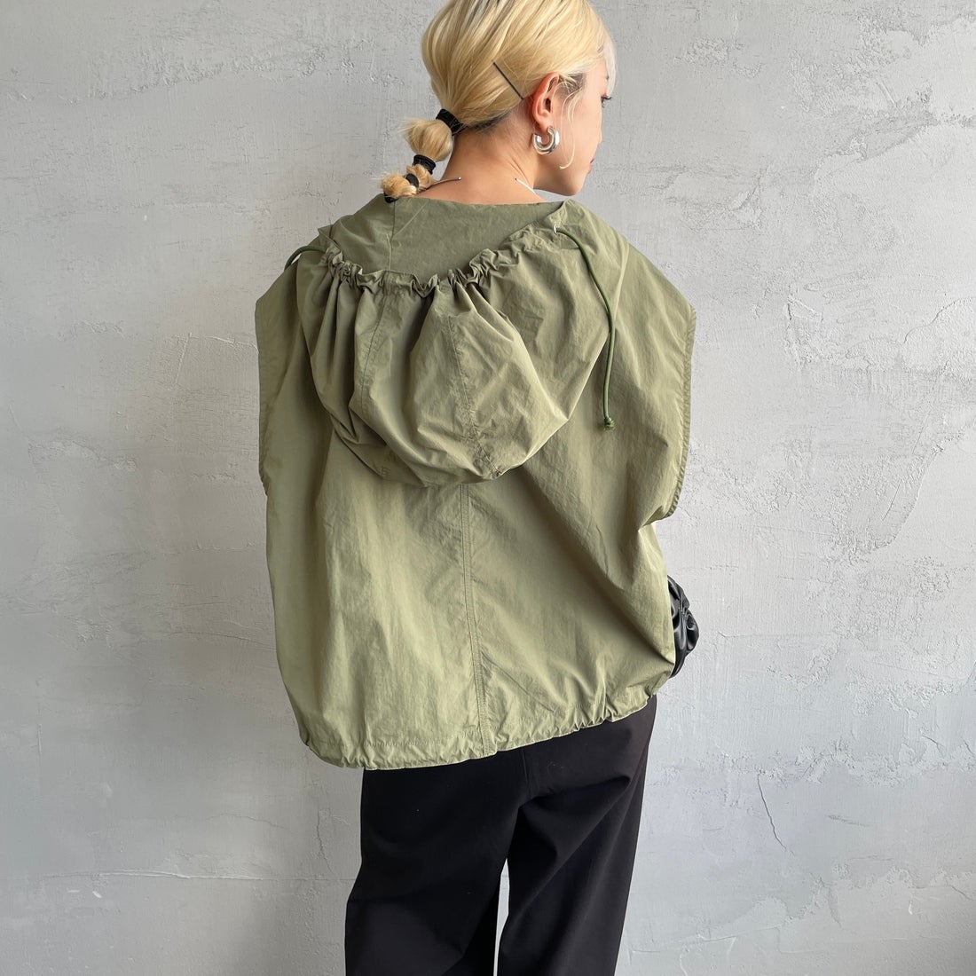 MILITARY [ミリタリー] 別注 スノーパーカーベスト [T-25389007-JF] OLIVE &&モデル身長：150cm 着用サイズ：M&&