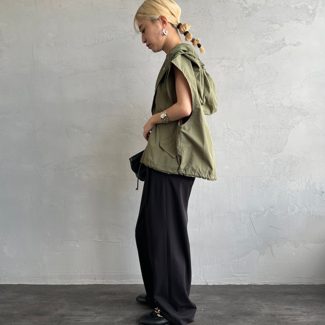 MILITARY [ミリタリー] 別注 スノーパーカーベスト [T-25389007-JF] OLIVE &&モデル身長：150cm 着用サイズ：M&&