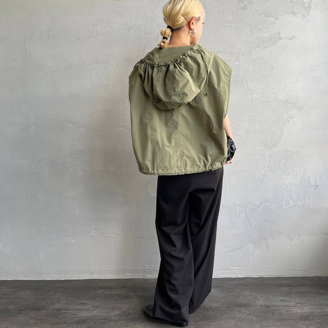 MILITARY [ミリタリー] 別注 スノーパーカーベスト [T-25389007-JF] OLIVE &&モデル身長：150cm 着用サイズ：M&&