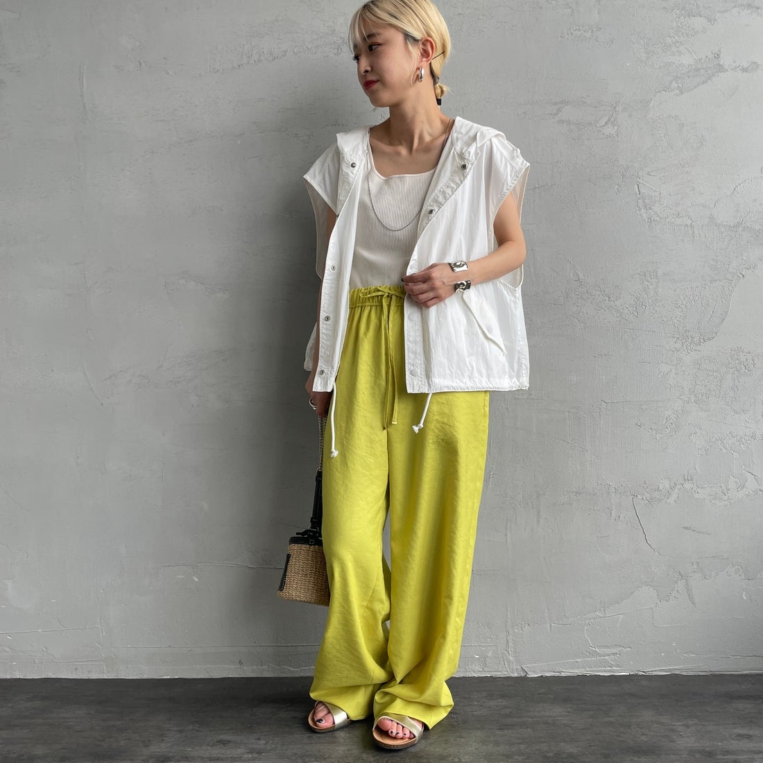 MILITARY [ミリタリー] 別注 スノーパーカーベスト [T-25389007-JF] WHITE &&モデル身長：150cm 着用サイズ：M&&