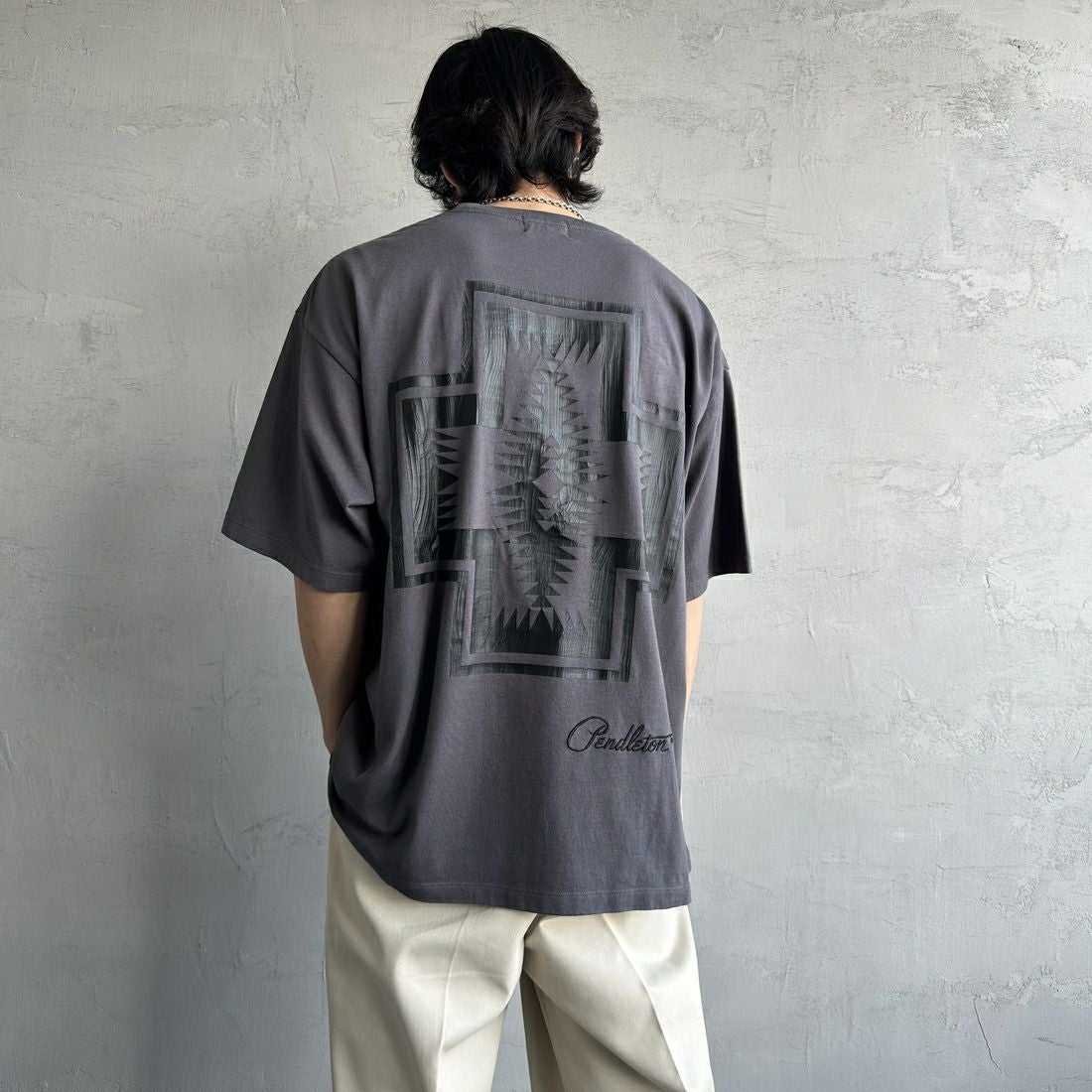 PENDLETON [ペンドルトン] 別注 ピグメント染め ネイティブ柄バックプリントTシャツ [5275-0206-JF] SUMIKURO &&モデル身長：179cm 着用サイズ：XL&&