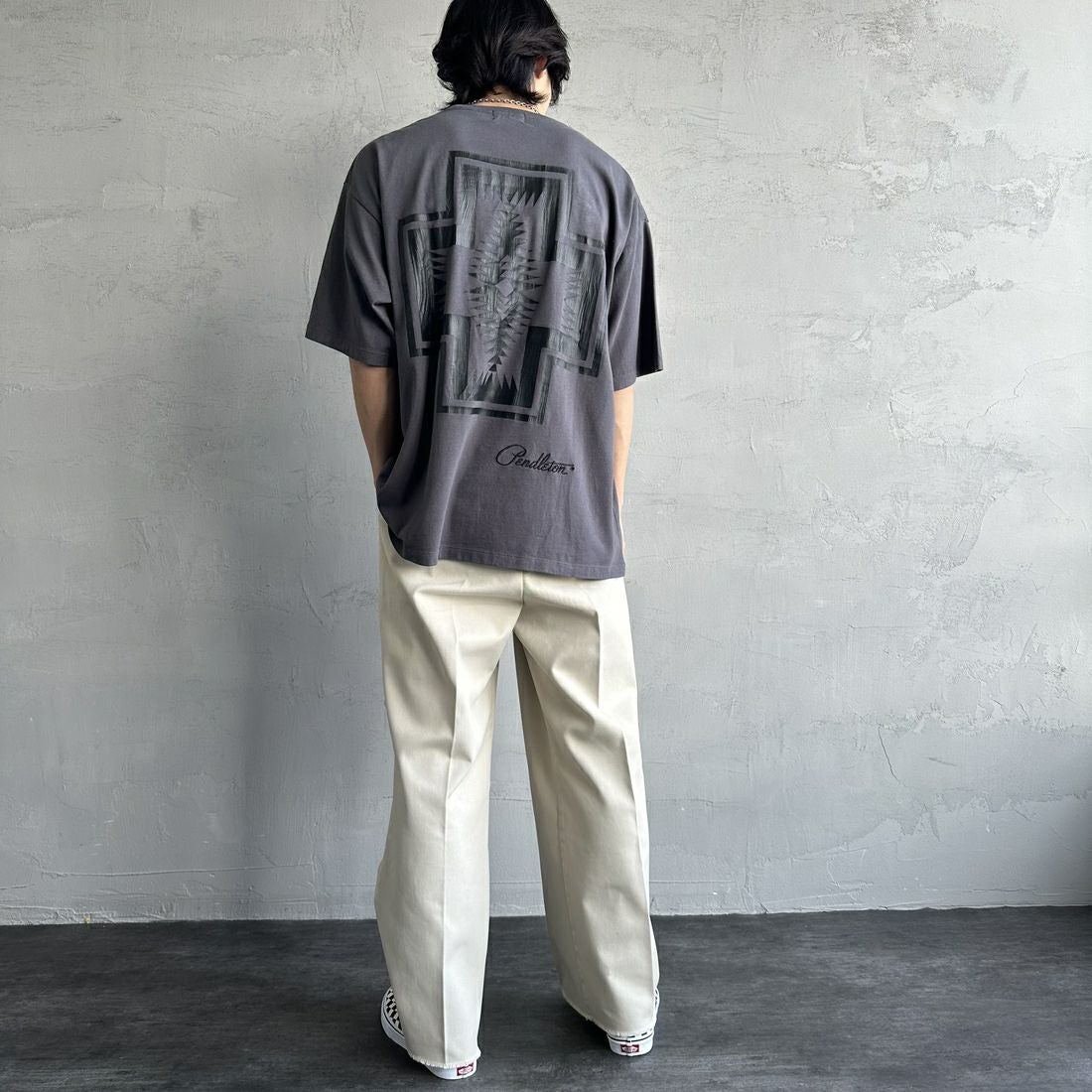 PENDLETON [ペンドルトン] 別注 ピグメント染め ネイティブ柄バックプリントTシャツ [5275-0206-JF] SUMIKURO &&モデル身長：179cm 着用サイズ：XL&&
