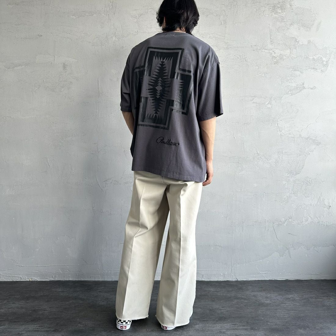PENDLETON [ペンドルトン] 別注 ピグメント染め ネイティブ柄バックプリントTシャツ [5275-0206-JF] SUMIKURO &&モデル身長：179cm 着用サイズ：XL&&
