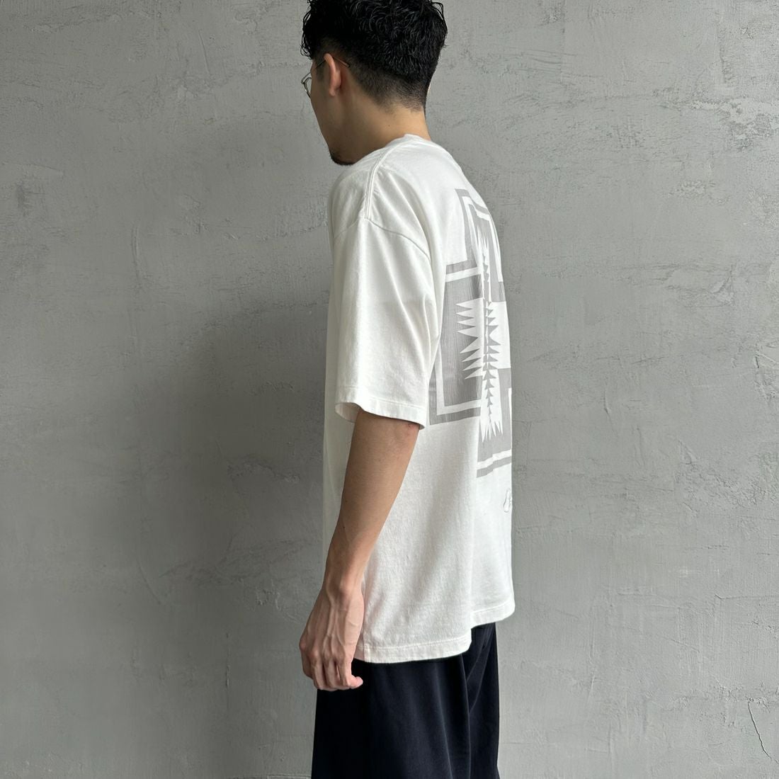 PENDLETON [ペンドルトン] 別注 ピグメント染め ネイティブ柄バックプリントTシャツ [5275-0206-JF] WHITE &&モデル身長：168cm 着用サイズ：M&&