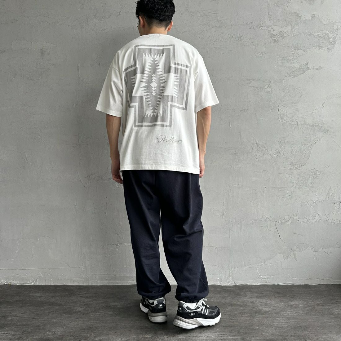 PENDLETON [ペンドルトン] 別注 ピグメント染め ネイティブ柄バックプリントTシャツ [5275-0206-JF] WHITE &&モデル身長：168cm 着用サイズ：M&&