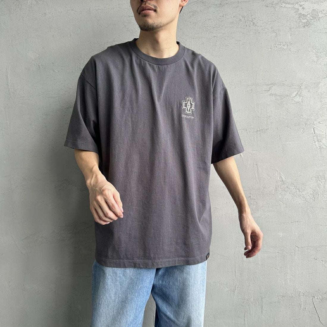 PENDLETON [ペンドルトン] 別注 ピグメント染め ヒストリーロゴバックプリントTシャツ [5275-0207-JF] SUMIKURO &&モデル身長：168cm 着用サイズ：L&&