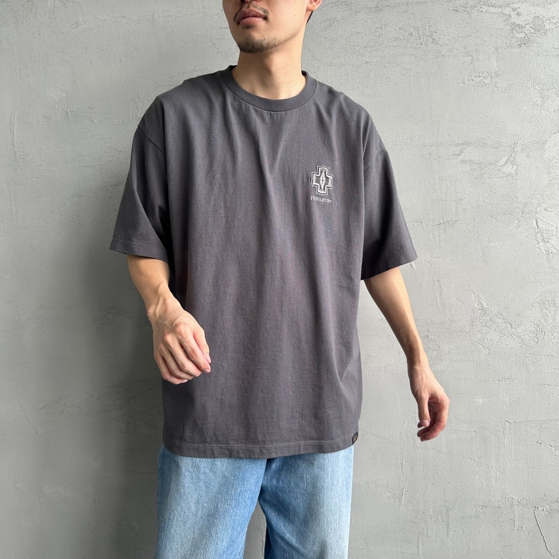 PENDLETON [ペンドルトン] 別注 ピグメント染め ヒストリーロゴバックプリントTシャツ [5275-0207-JF] SUMIKURO &&モデル身長：168cm 着用サイズ：L&&