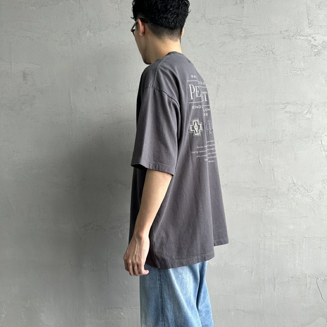 PENDLETON [ペンドルトン] 別注 ピグメント染め ヒストリーロゴバックプリントTシャツ [5275-0207-JF] SUMIKURO &&モデル身長：168cm 着用サイズ：L&&