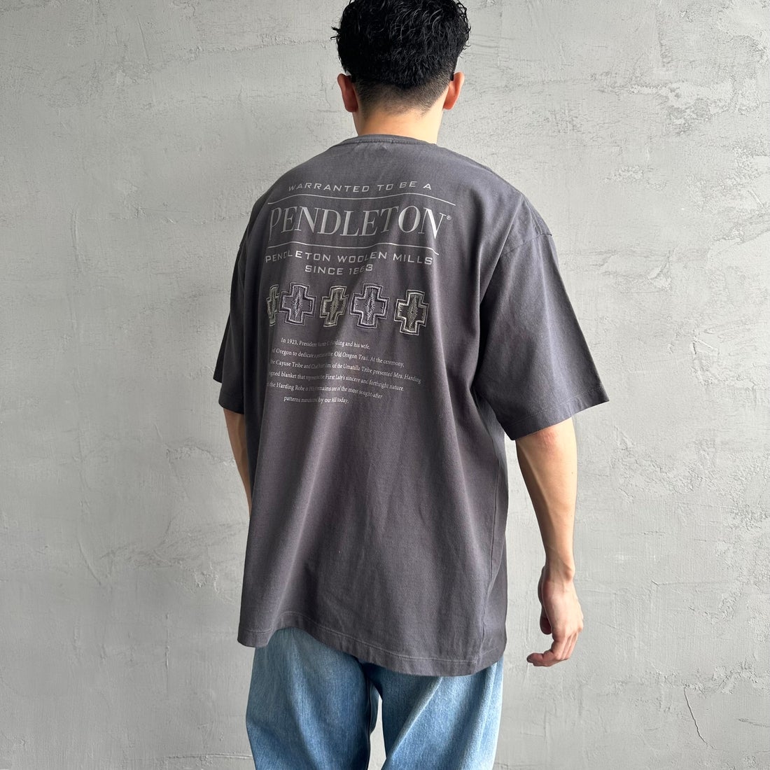 PENDLETON [ペンドルトン] 別注 ピグメント染め ヒストリーロゴバックプリントTシャツ [5275-0207-JF] SUMIKURO &&モデル身長：168cm 着用サイズ：L&&