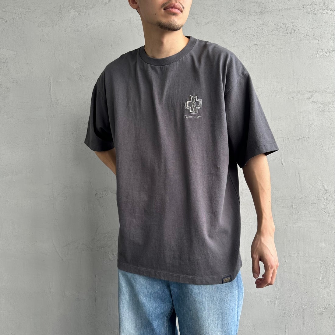 PENDLETON [ペンドルトン] 別注 ピグメント染め ヒストリーロゴバックプリントTシャツ [5275-0207-JF] SUMIKURO &&モデル身長：168cm 着用サイズ：L&&