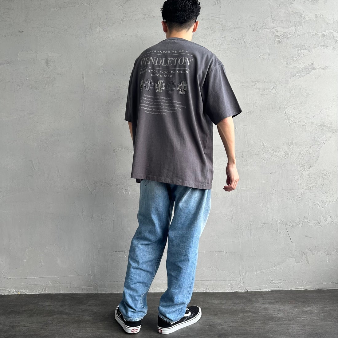 PENDLETON [ペンドルトン] 別注 ピグメント染め ヒストリーロゴバックプリントTシャツ [5275-0207-JF] SUMIKURO &&モデル身長：168cm 着用サイズ：L&&