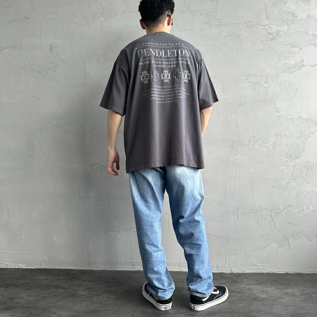 PENDLETON [ペンドルトン] 別注 ピグメント染め ヒストリーロゴバックプリントTシャツ [5275-0207-JF] SUMIKURO &&モデル身長：168cm 着用サイズ：L&&